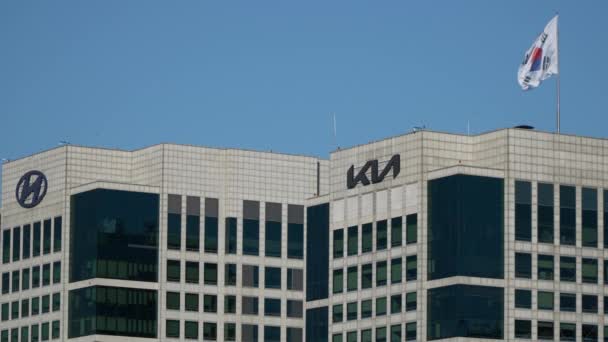 Nahaufnahme Der Logos Von Hyundai Und Kia Auf Firmengebäuden Seocho — Stockvideo