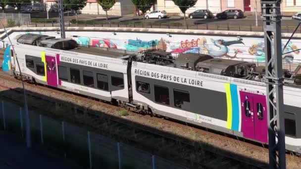 Tren Inoui Sncf Pasando Por Arte Mural Encargado — Vídeo de stock