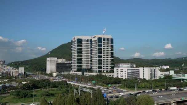 Seocho Gu现代汽车集团和Kia总部大楼的空中景观 首尔入口Gyeongbu高速公路的交通情况 — 图库视频影像