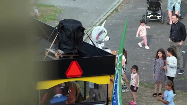 Crianças Migrantes Crianças Suecas Brincando Parque Com Panda Malmo Suécia — Vídeo de Stock