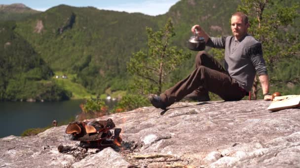 Άνθρωπος Κάθεται Κάτω Στο Βράχο Ένα Ρίχνει Τον Εαυτό Του — Αρχείο Βίντεο