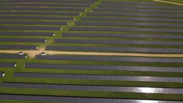 Panele Słoneczne Łące Alternatywna Energia Słoneczna Energia Elektryczna Światła Słonecznego — Wideo stockowe