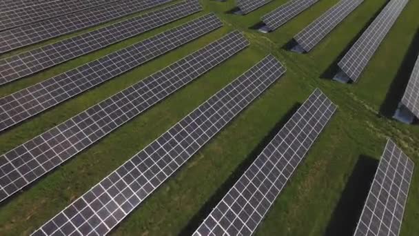 Çayırdaki Güneş Panelleri Güneşten Gelen Alternatif Enerji Güneş Işığından Elektrik — Stok video