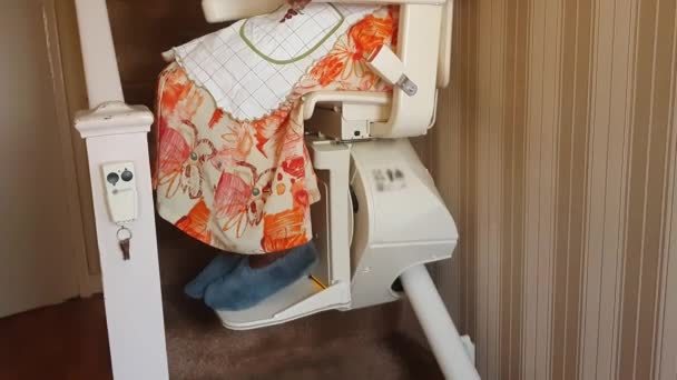 Mulher Idosa Etnia Africana Com Elevador Escadas Residencial — Vídeo de Stock
