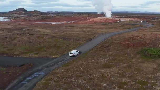 Road Trip Bil Till Turistattraktion Gunnuhver Geotermisk Varm Källa — Stockvideo