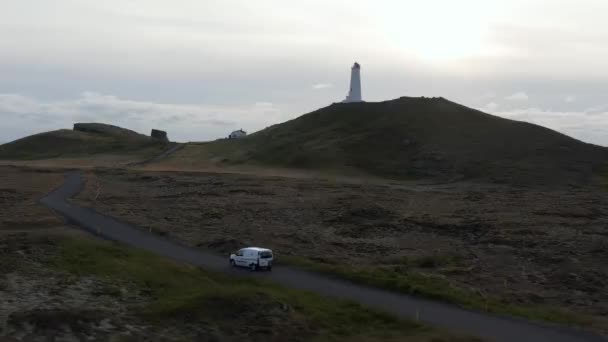 Coche Que Visita Faro Reykjanes Con Cielo Nublado Brillante Viajes — Vídeos de Stock