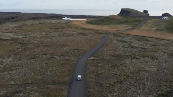 Coche Conduce Por Carretera Remota Paisaje Volcánico Hacia Borde Península — Vídeos de Stock