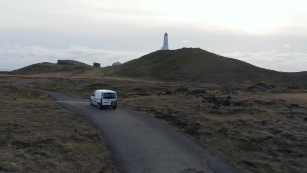 Coche Conduce Por Carretera Través Del Paisaje Volcánico Con Faro — Vídeos de Stock