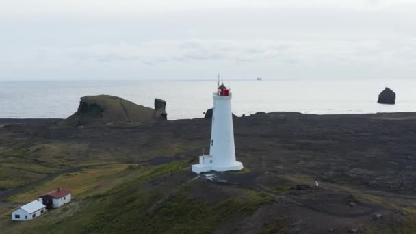 Reykjanes Farol Branco Colina Com Vista Para Costa Oceano Atlântico — Vídeo de Stock