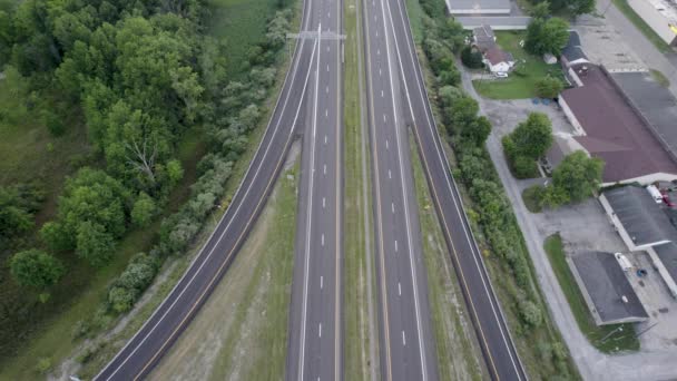 Aeril Přejel Křižovatku Dálnic Spojující Malá Města Hlavními Dálnicemi Dne — Stock video