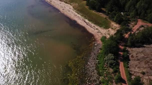 デゲルサンドビーチを見下ろす空の景色 フィンランドの夏の日 ドローンショット — ストック動画