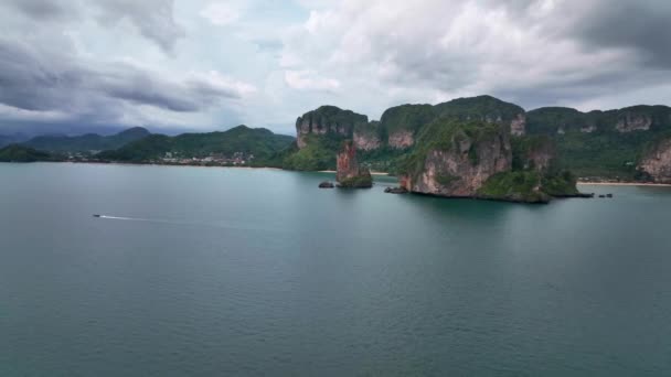 ドローン青ナンタワークリフに向かって飛んでいます タイのクラビで有名な岩の形成 — ストック動画