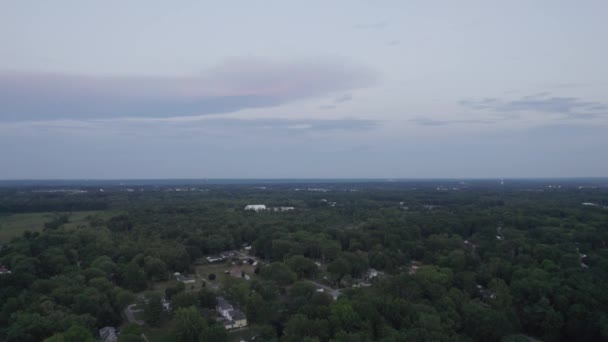 Drone Aéreo Para Frente Tiro Movimento Sobre Uma Cidade Cercada — Vídeo de Stock