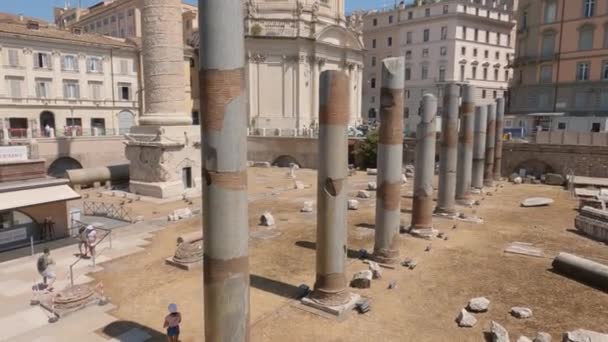 이탈리아에서 정오에 세워진 비토리오 에마누엘레 기념물 근처에 — 비디오