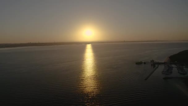 Dramático Atardecer Con Cielo Naranja Día Soleado Sobre Río Con — Vídeos de Stock