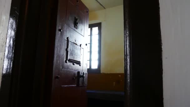 Большая Старая Деревянная Тяжёлая Тюремная Дверь Видом Холодную Винтажную Тюремную — стоковое видео