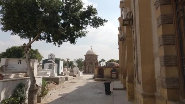 Statische Ansicht Eines Familiengrabes Als Kapelle Auf Einem Katholischen Friedhof — Stockvideo