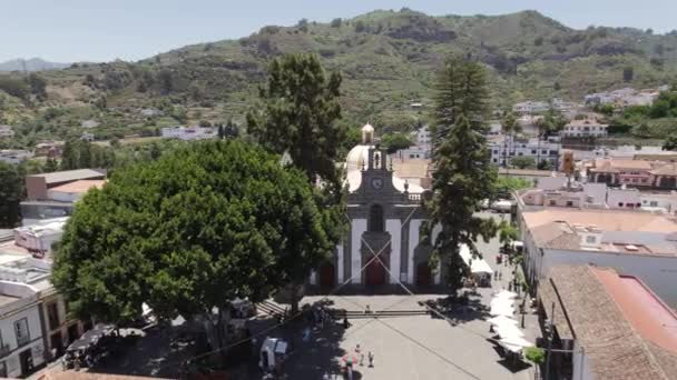 Drone Moving Back Baestra Seora Del Pino Teror Gran Canaria — 图库视频影像