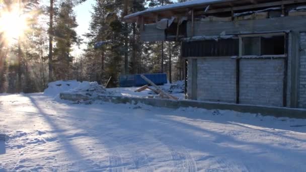 Rivningsplats Solig Vinterdag Lastbilens Däckspår Syns Snötäcket Luta Upp — Stockvideo
