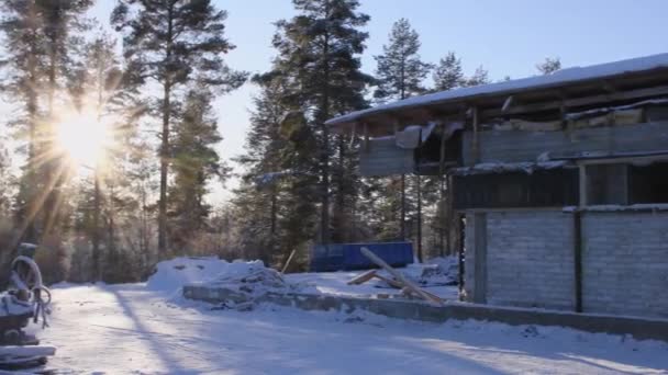 Rivningsplats Solig Vinterdag Lastbilens Däckspår Syns Snötäcket Panorama Från Vänster — Stockvideo