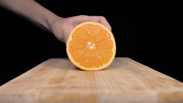 Una Fruta Naranja Pone Una Tabla Corta Una Rebanada Cámara — Vídeo de stock