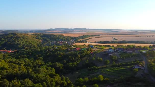 木々や丘の間の小さな町の上に空中パン Hronsky Benadik スロバキア — ストック動画