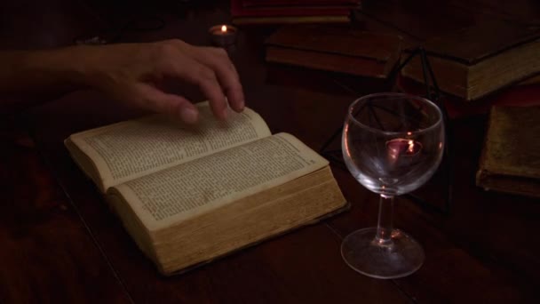 Omul Citește Carte Veche Toarnă Vin Roșu Pahar — Videoclip de stoc