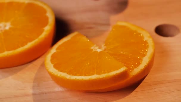 Una Rebanada Naranja Cortada Cámara Lenta Uhd — Vídeo de stock