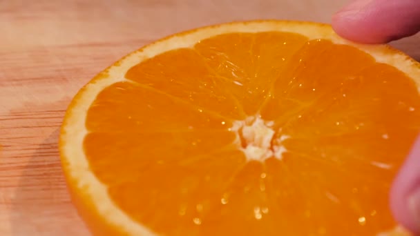 Une Tranche Orange Coupée Ralenti Uhd — Video