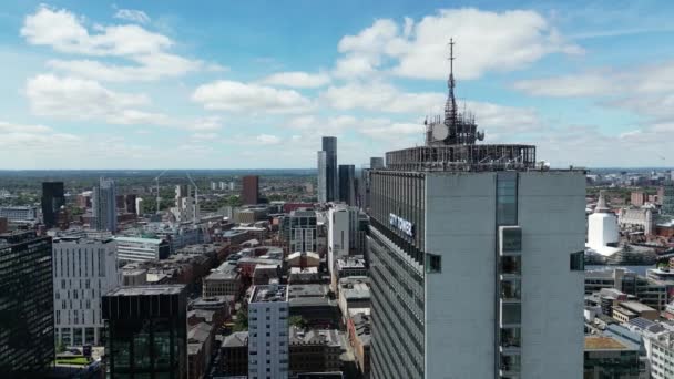 サウスタワーとヒルトンホテルを示すマンチェスターシティセンターのピカデリーガーデンのシティタワー周辺の空中ドローン飛行屋根やスカイラインの景色 — ストック動画