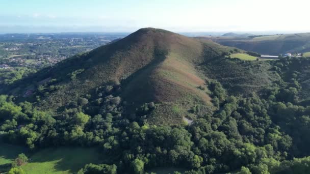 富士山 フランスのアスカインにあるLa Runeスペインとの国境近くの大西洋岸の景色を望むハイキングの丘 ショットの周りの空中軌道 — ストック動画