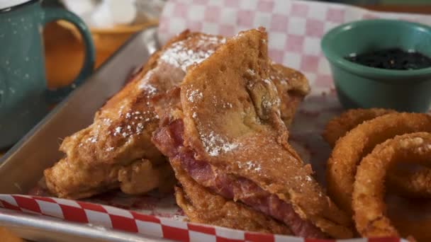 Sándwich Monte Cristo Frito Emparejado Con Aros Cebolla Cierre Deslizante — Vídeo de stock