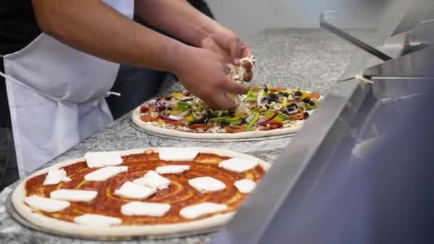 Pizza Chef Espolvorea Mozzarella Rallada Sobre Pizza Suprema Cámara Lenta — Vídeos de Stock