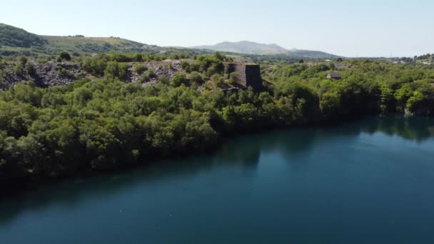 Luchtfoto Welsh Bos Vallei Leisteen Mijnbouw Schacht Steengroeve Meer Panning — Stockvideo