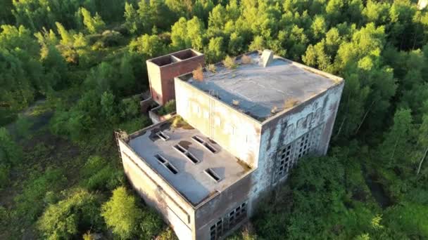 Dron Přeletěl Nad Přerostlou Opuštěnou Uhelnou Těžební Budovou — Stock video