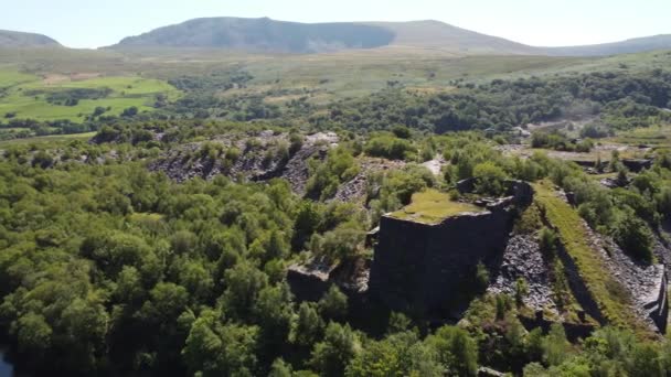 Flygfoto Walesisk Skog Dal Skiffer Gruvschakt Och Snowdonia Berg Avslöjar — Stockvideo