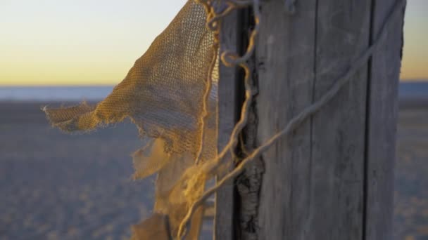 Όμορφη Βολή Ενός Παλιού Διχτυού Ψαρέματος Μια Παραλία Κοντά Στο — Αρχείο Βίντεο