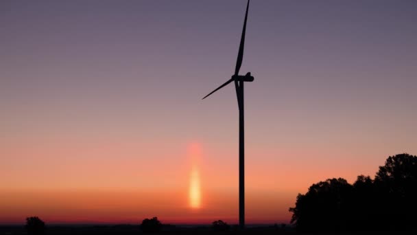 Silhouet Van Een Windturbine Met Langzaam Draaiende Bladen Gloed Van — Stockvideo