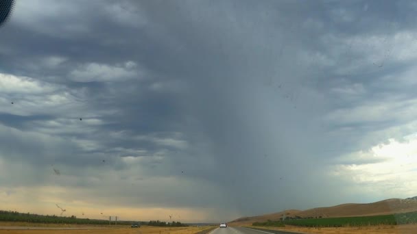 Pov 高速道路を走行中に嵐の雲や落雷 — ストック動画