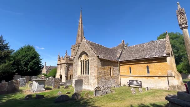 โบสถ เซนต ไมเค ลและเทวท งหมดท สานในหม Stanton Cotswolds Gloucestershire งกฤษ — วีดีโอสต็อก