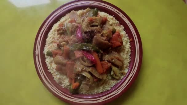 Repas Couscous Avec Viande Légumes Dans Une Assiette Traditionnelle Arabe — Video