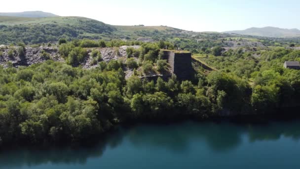 Vue Aérienne Orbite Autour Vallée Boisée Galloise Puits Extraction Ardoise — Video