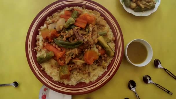 Repas Couscous Avec Viande Légumes Dans Une Assiette Traditionnelle Arabe — Video