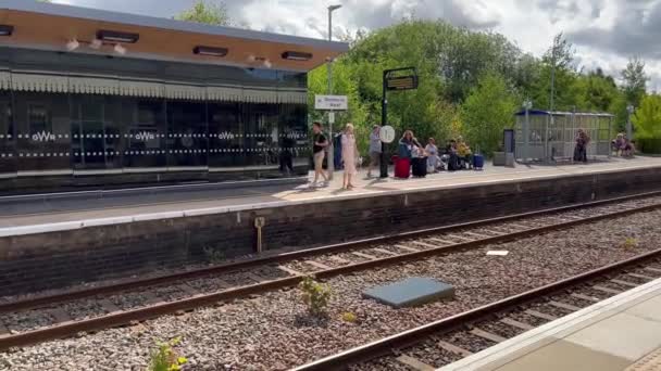 Czekam Pasażerów Peronie Stacji Kolejowej Moreton Marsh Gloucestershire Wielkiej Brytanii — Wideo stockowe