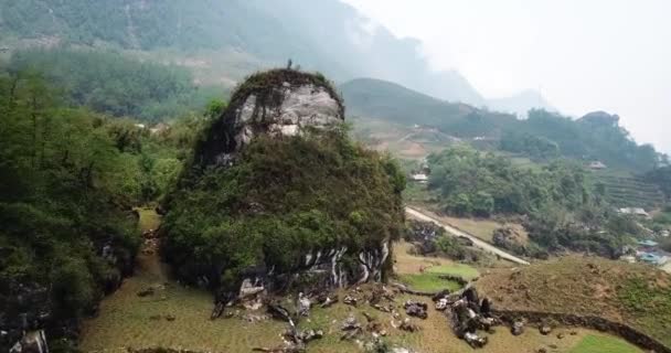 Terbang Atas Singkapan Berbatu Mengungkapkan Sebuah Desa Dan Pegunungan Berkabut — Stok Video