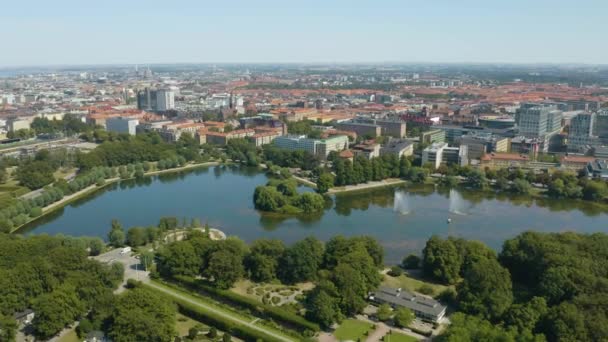 スウェーデンのマルメにあるPildammsparken湖と公園の美しい空中ビュー — ストック動画