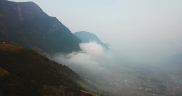 雲の上の山々と霧の谷の空中ショット サパベトナム — ストック動画