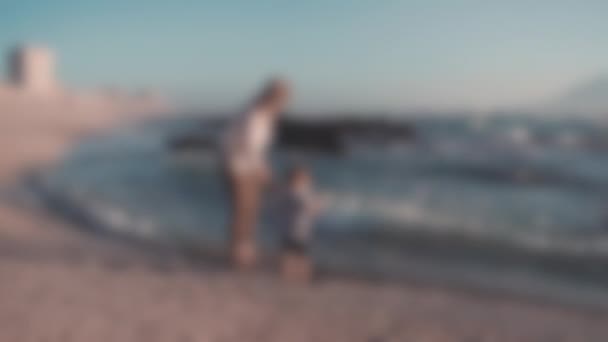 Rozmazané Záběry Bělošské Matky Svým Batoletem Pláži Jak Hraje Mořskými — Stock video