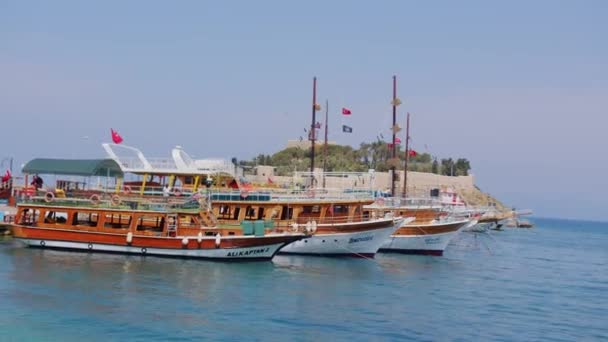 Touristenboote Ankern Der Mittelmeerküste Kusadasi Türkei — Stockvideo