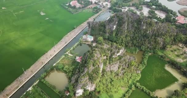 Статический Беспилотный Снимок Маленького Городка Домами Канале Реке Tam Coc — стоковое видео